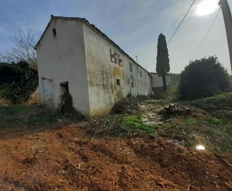 Alkalmazkodásra alkalmas ház Karojbán, kilátással Motovunra - pic 2