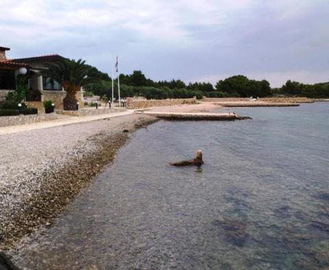 Einmalige Gelegenheit, 31.500 m² zu kaufen. Grundstück auf der Insel in der Nähe des Naturparks Kornati mit einem funktionierenden Restaurant und einem Yachthafen - foto 3