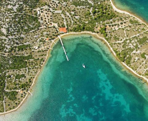 Einmalige Gelegenheit, 31.500 m² zu kaufen. Grundstück auf der Insel in der Nähe des Naturparks Kornati mit einem funktionierenden Restaurant und einem Yachthafen - foto 2