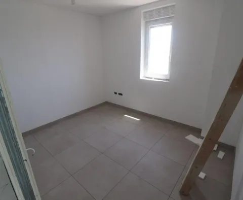 Dwupoziomowy penthouse z tarasem na dachu w Pag w Novalji - pic 17 Dwupoziomowy penthouse z tarasem na dachu w Pag w Novalji - pic 17