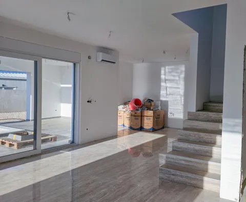 Luxusní vila s moderním designem v Barbat na ostrově Rab, jen 300 metrů od moře, na prodej - pic 8