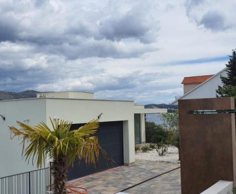 Выдающаяся современная вилла на набережной с пейзажным бассейном в новом жилом комплексе на Чиово - фото 17