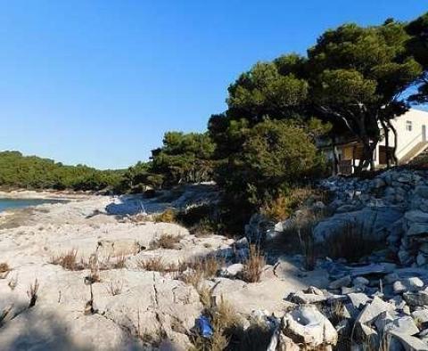 Einzigartige Villa direkt am Meer auf der Insel Brac auf einem 11.000 m2 großen Grundstück direkt am Meer - foto 3