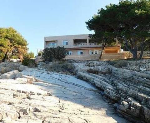 Einzigartige Villa direkt am Meer auf der Insel Brac auf einem 11.000 m2 großen Grundstück direkt am Meer - foto 2