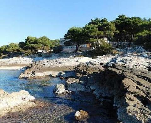 Villa unique en bord de mer sur l'île de Brac sur 11000 m2 de terrain en bord de mer 