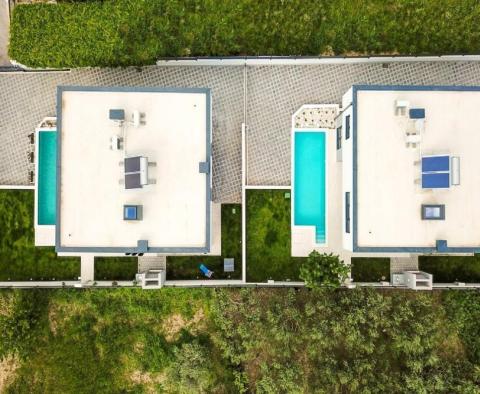 Две совершенно новые виллы в Кастель Камбеловац с бассейнами на продажу в пакете - фото 38