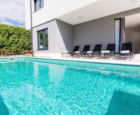 Deux villas flambant neuves à Kastel Kambelovac avec piscines à vendre dans un package - pic 40