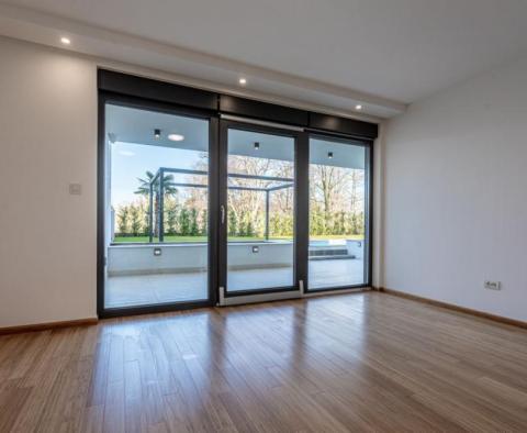 Luxusní apartmán s bazénem a výhledem na moře pouhých 100 metrů od pláže - pic 8