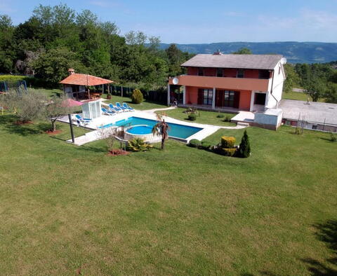 Nádherná vila s bazénem v Karojbě cca. 6-7 km od moře na 3500 m2. ze země - pic 2