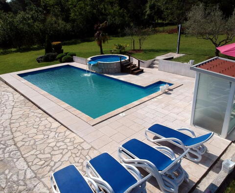 Nádherná vila s bazénem v Karojbě cca. 6-7 km od moře na 3500 m2. ze země - pic 3