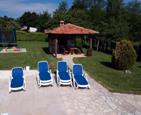 Nádherná vila s bazénem v Karojbě cca. 6-7 km od moře na 3500 m2. ze země - pic 5