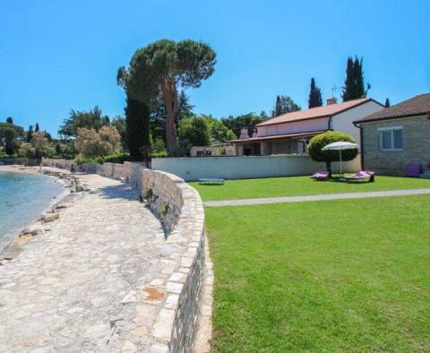 Belle villa dans la région de Novigrad en première ligne de mer 