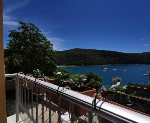 Maison à trois niveaux en première ligne de mer 