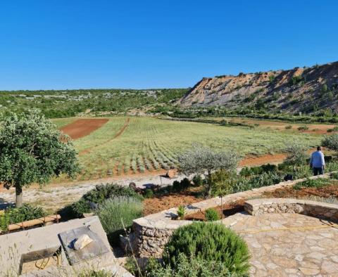Außergewöhnliches landwirtschaftliches Land zum Verkauf mit einem Projekt von 300 qm. Villa mit Pool und Tennisplatz, nur 1500 Meter vom Meer entfernt - foto 2