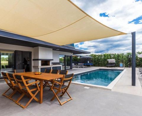 Современная вилла на продажу в тихом и красивом месте недалеко от Пореча - фото 7