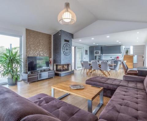 Современная вилла на продажу в тихом и красивом месте недалеко от Пореча - фото 10