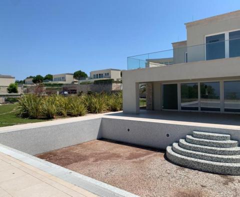 Offre unique de villas de luxe dans un complexe hôtelier 5***** de première ligne dans la région d'Umag - type D - rentabilité 4-5% avec garantie, financement bancaire 50-70% fourni - pic 7