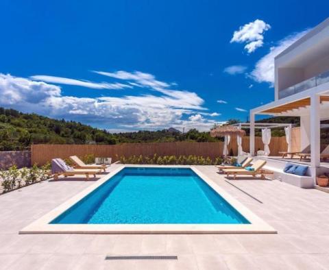 A beautiful newly built villa with pool on an 860 sqm land plot in Split outskirts - pic 9