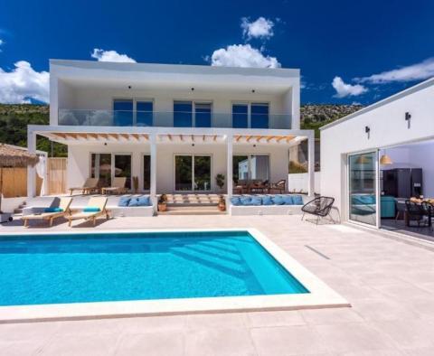 A beautiful newly built villa with pool on an 860 sqm land plot in Split outskirts - pic 10