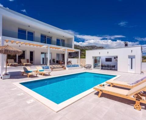 A beautiful newly built villa with pool on an 860 sqm land plot in Split outskirts - pic 29