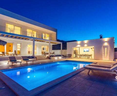 A beautiful newly built villa with pool on an 860 sqm land plot in Split outskirts - pic 35