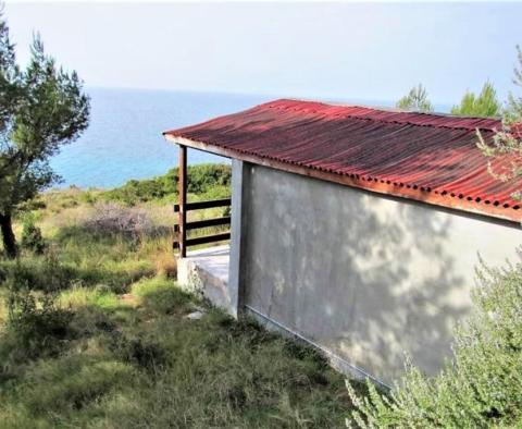 Sea front house on a 2.700 sqm land on the south side of Hvar - pic 2