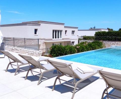 Offre unique de villas de luxe dans un complexe hôtelier 5***** de première ligne dans la région d'Umag - type D - rentabilité 4-5% avec garantie, financement bancaire 50-70% fourni - pic 3