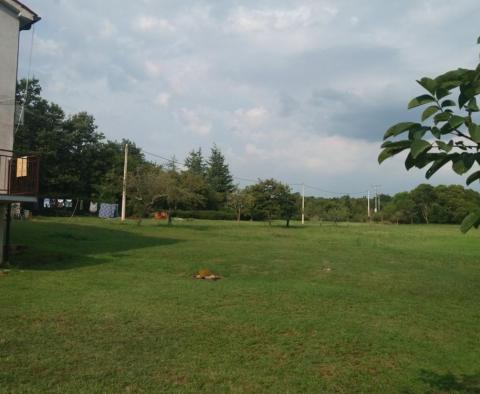 Velká nemovitost v oblasti Katoro v Umagu pouhých 500 metrů od moře, pozemek o rozloze 7357 m2. - pic 10