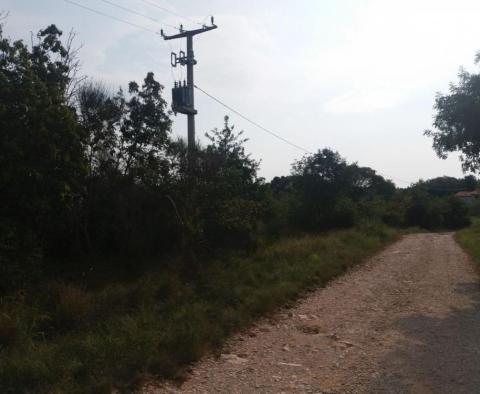 Velká nemovitost v oblasti Katoro v Umagu pouhých 500 metrů od moře, pozemek o rozloze 7357 m2. - pic 16