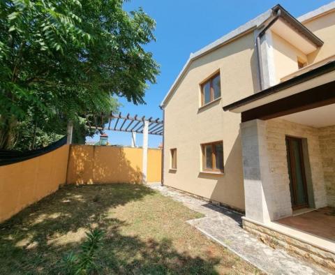 Deuxième partie de maison double à vendre à Kaštelir - pic 2