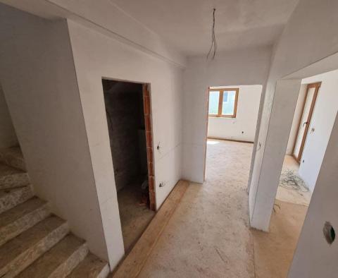 Deuxième partie de maison double à vendre à Kaštelir - pic 9