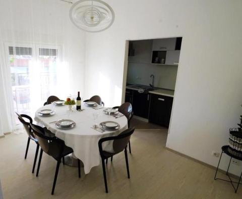 Bel appartement avec 4 appartements dans le quartier populaire de Pjescana Uvala, Medulin - pic 9