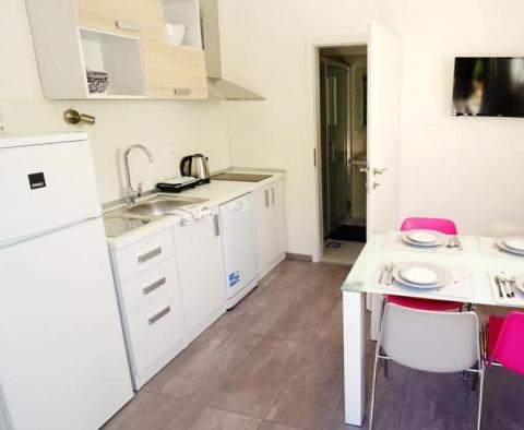 Ładny dom apartamentowy z 4 apartamentami w popularnej Pješčana Uvala, Medulin - pic 16