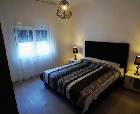 Bel appartement avec 4 appartements dans le quartier populaire de Pjescana Uvala, Medulin - pic 18