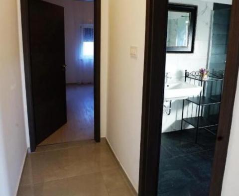 Bel appartement avec 4 appartements dans le quartier populaire de Pjescana Uvala, Medulin - pic 23