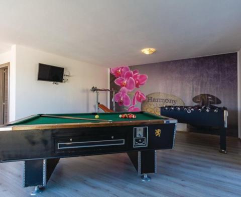 Beautilful design-winning ultra-modern villa in Pula area - pic 36