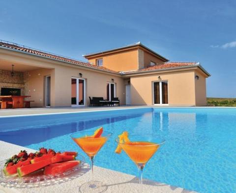 Nová vila v oblasti Zadaru s bazénem a tenisovým kurtem 