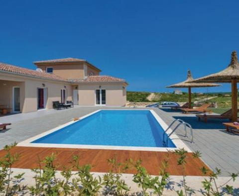 Nová vila v oblasti Zadaru s bazénem a tenisovým kurtem - pic 2