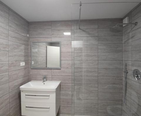 Nová moderní budova v Omišalj se dvěma apartmány v druhé řadě k moři - pic 8