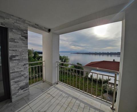 Nová moderní budova v Omišalj se dvěma apartmány v druhé řadě k moři - pic 15