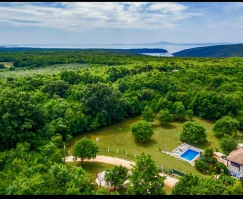 Deux villas sur un grand terrain de 7261 m². dans un endroit magnifique dans le paradis vert de l'Istrie 