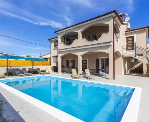 Villa avec piscine et deux unités résidentielles 