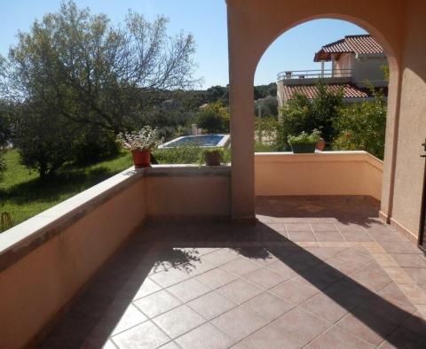 Első sorban nagyon magánház Vodice környékén, Prvic szigetén, első sor a tenger felé a kikötővel - pic 14