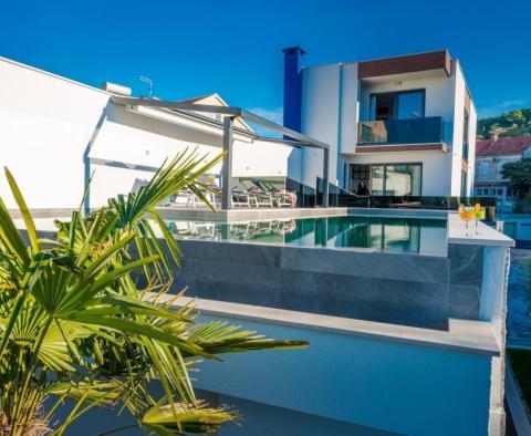 Außergewöhnliche moderne Luxusvilla in der Stadt Korčula, ideal, um 365 Tage im Jahr auf der Insel zu verbringen - foto 22