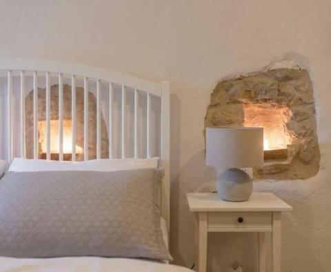 Стильная дизайнерская каменная вилла с 4 спальнями и бассейном, Цриквеница - фото 10