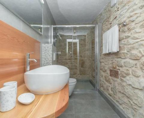 Стильная дизайнерская каменная вилла с 4 спальнями и бассейном, Цриквеница - фото 17