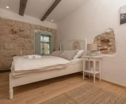Стильная дизайнерская каменная вилла с 4 спальнями и бассейном, Цриквеница - фото 25