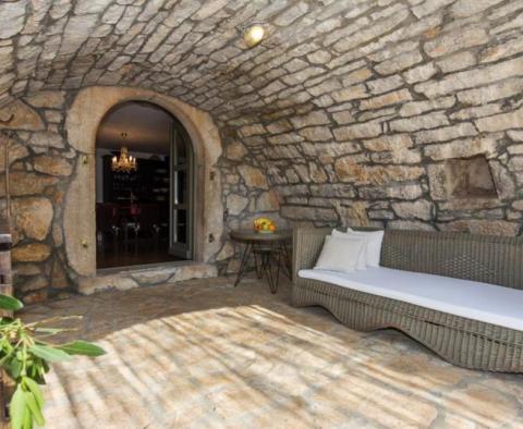 Фантастическое поместье на острове Крк с двумя каменными виллами и видом на море в стиле Прованс - фото 12
