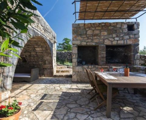 Фантастическое поместье на острове Крк с двумя каменными виллами и видом на море в стиле Прованс - фото 13
