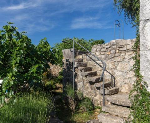 Фантастическое поместье на острове Крк с двумя каменными виллами и видом на море в стиле Прованс - фото 15